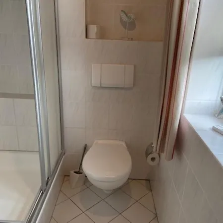 Strandstrasse 28, Haushaelfte Links *